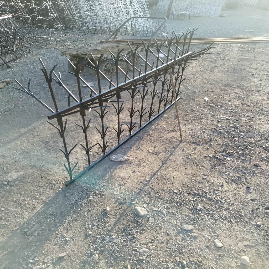 قیمت حفاظ شمشادی گلدار برای دیوار ویلا و خانه
