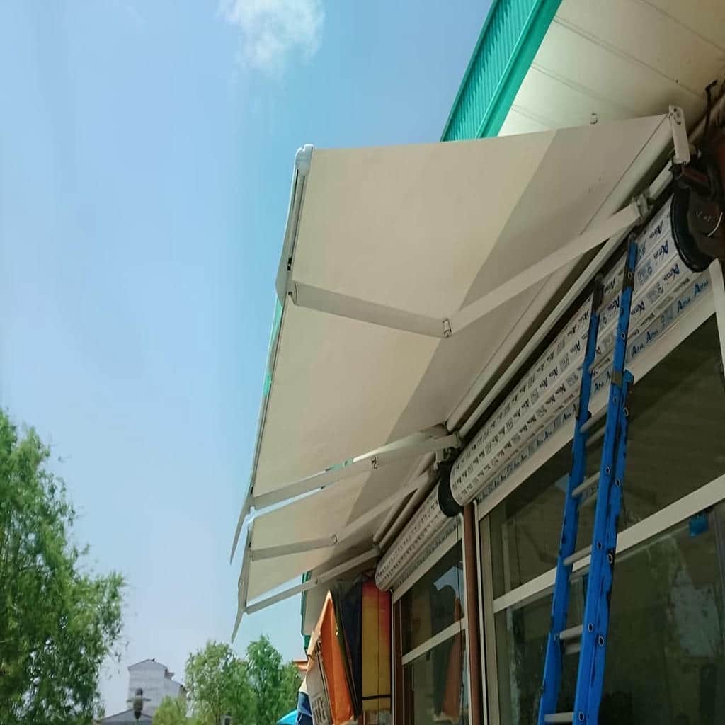 سایبان برقی اتوماتیک مغازه و پارکینگ 064 نصب و نگهداری سایبان برقی
