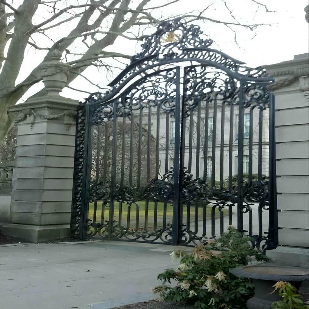 مدل درب آهنی ورودی ساختمان جدید