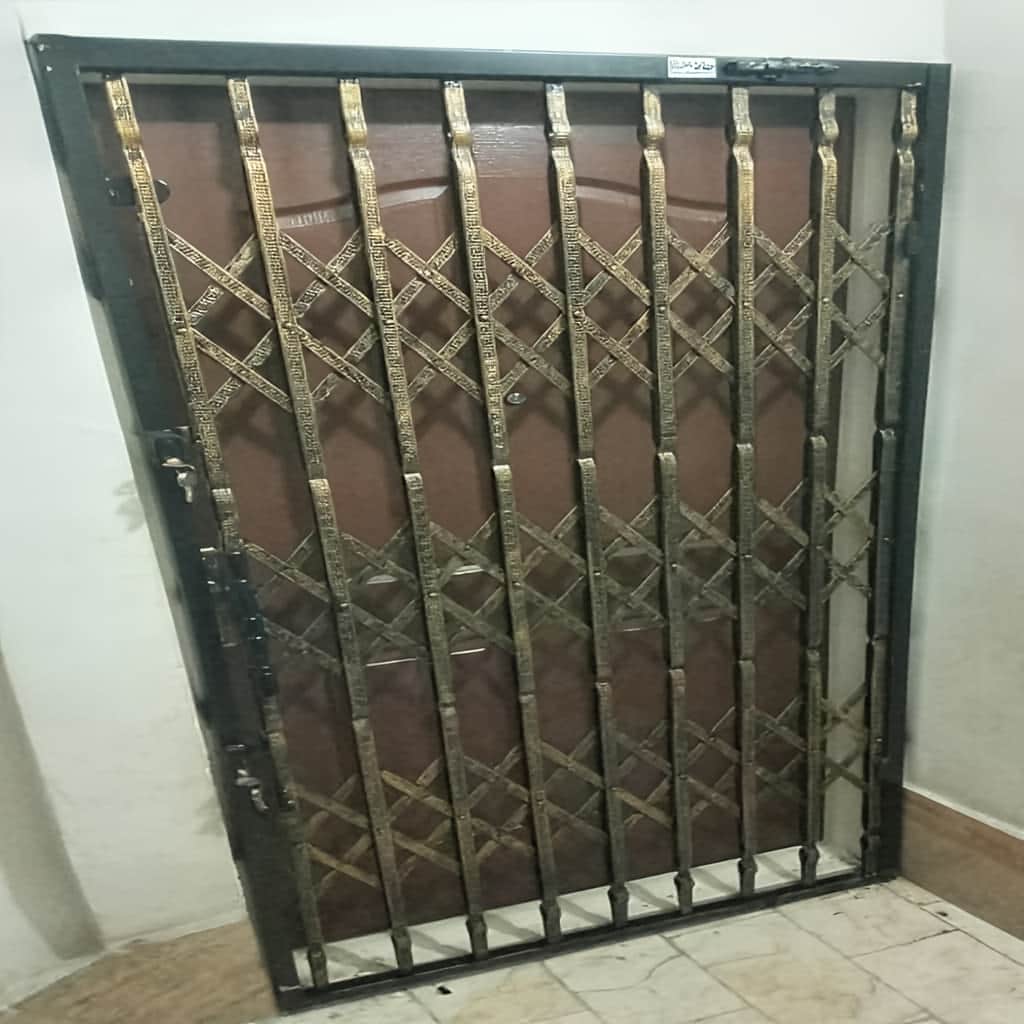 نصب درب آکاردئونی حفاظ آپارتمان سه گل در محمدشهر