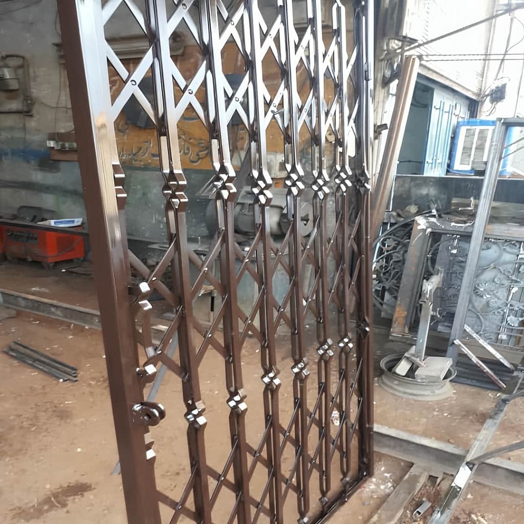 نصب درب آکاردئونی سه گل در لواسان