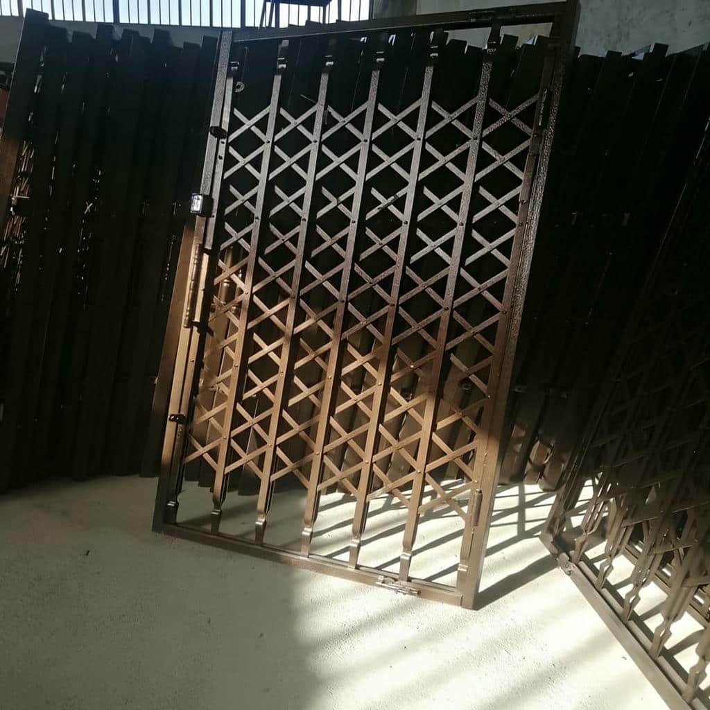 نصب درب آکاردئونی حفاظ آپارتمان چهارگل در قم