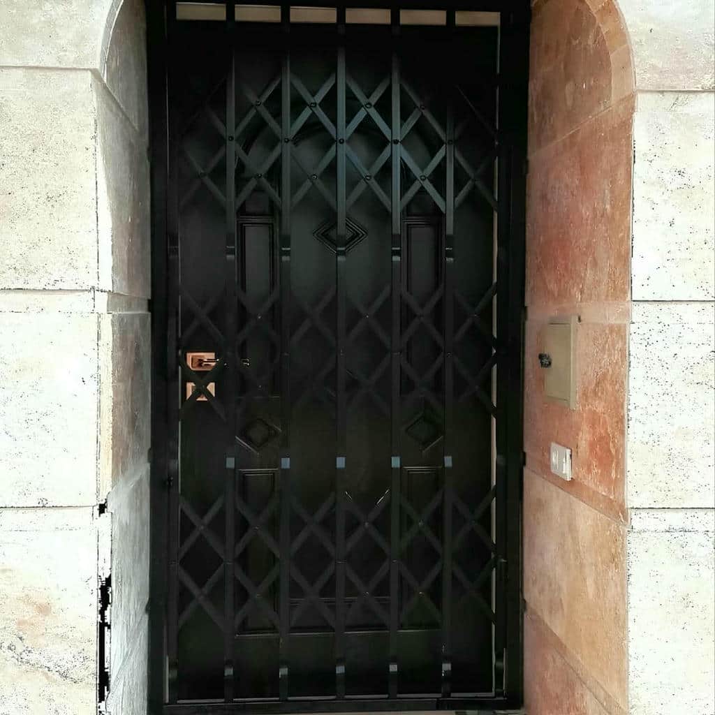 درب آکاردئونی حفاظ آپارتمان در سمنان