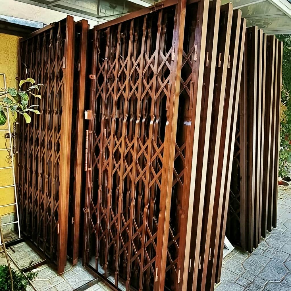 نصب درب آکاردئونی حفاظ آپارتمان چهارگل در سمنان