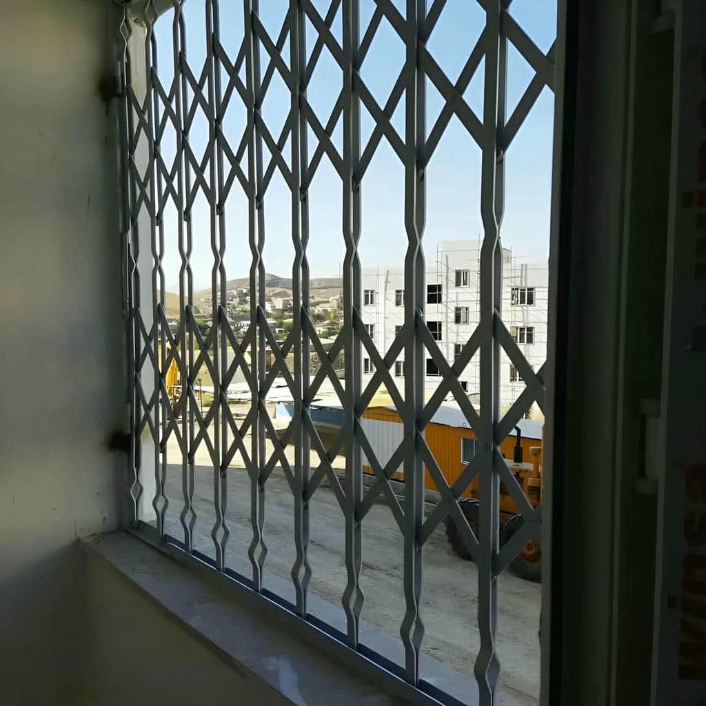 نصب درب آکاردئونی چهارگل در گنبدکاووس