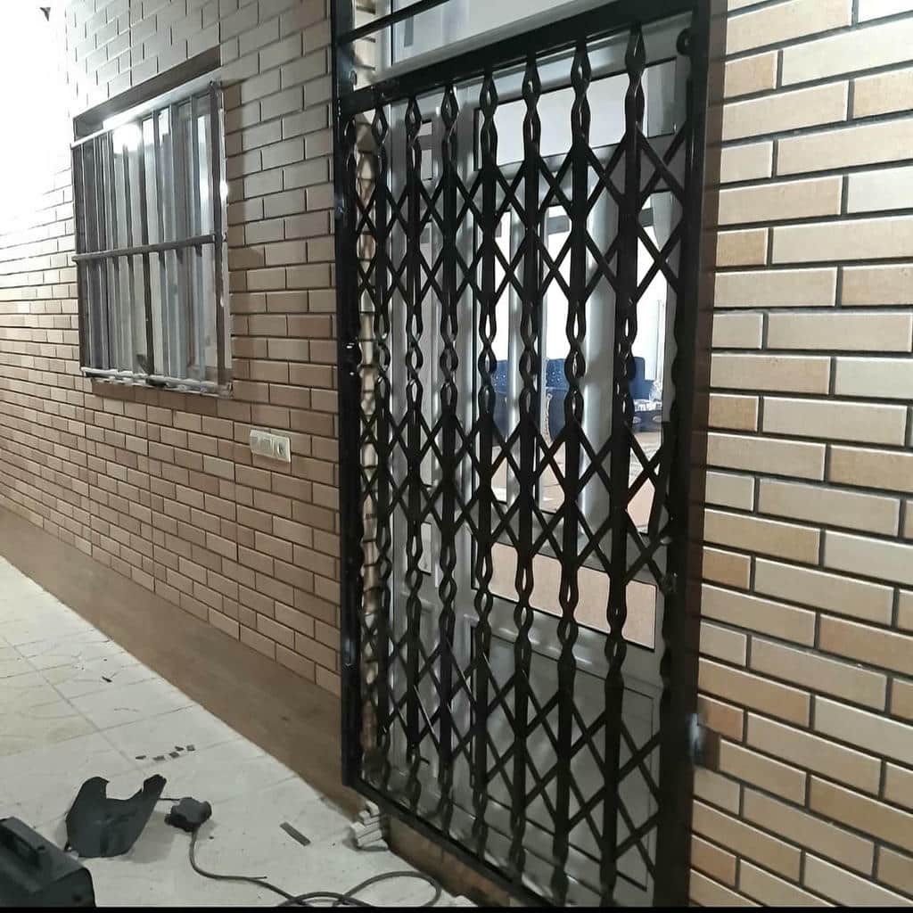 نصب درب آکاردئونی حفاظ آپارتمان چهارگل در اهواز