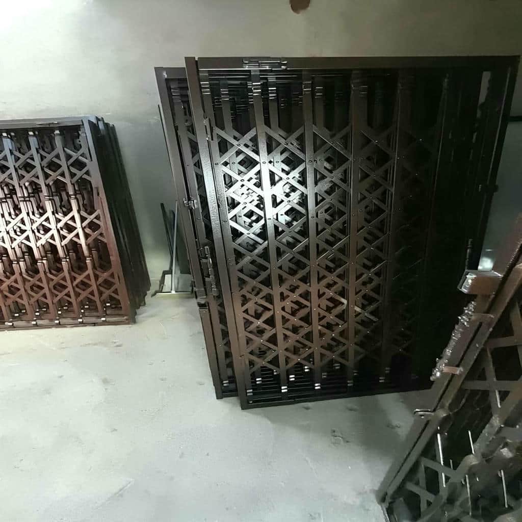 نصب درب آکاردئونی حفاظ آپارتمان چهارگل در کاشان