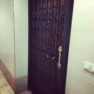 درب آکاردئونی آپارتمان در بندر انزلی