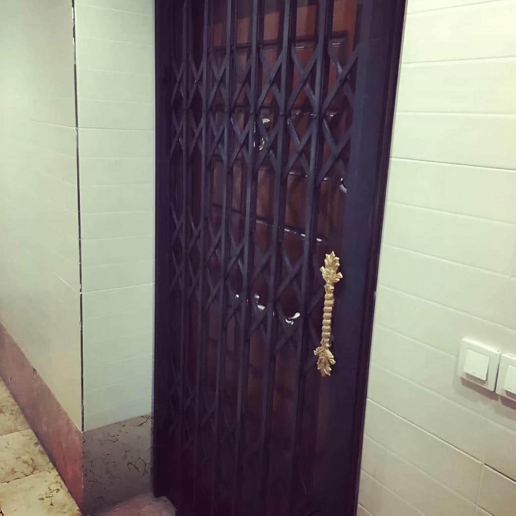 درب آکاردئونی آپارتمان در بندر انزلی
