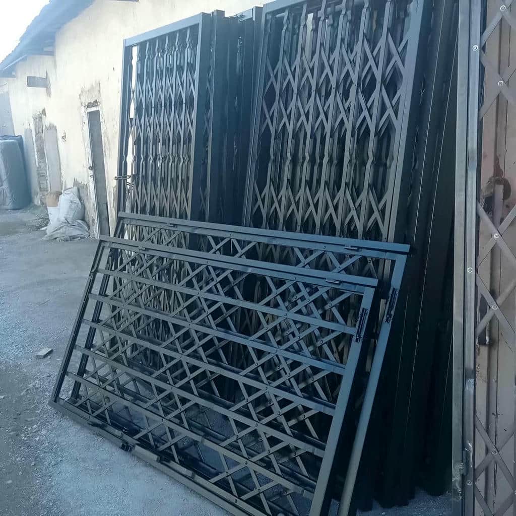 درب آکاردئونی آپارتمان در بندر لنگه