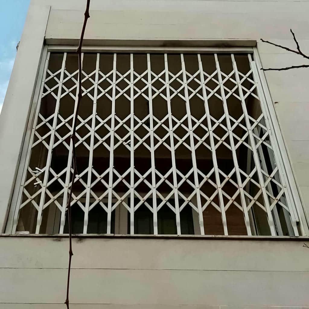 نصب درب آکاردئونی حفاظ آپارتمان چهارگل در مشهد