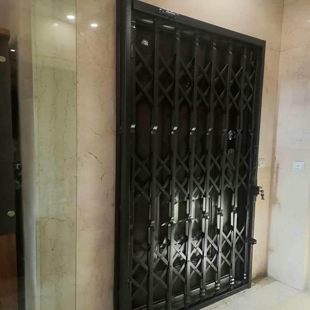 نصب درب آکاردئونی حفاظ آپارتمان چهارگل در سنندج