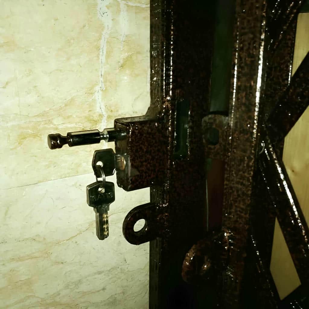 درب آکاردئونی آپارتمان در ایلام