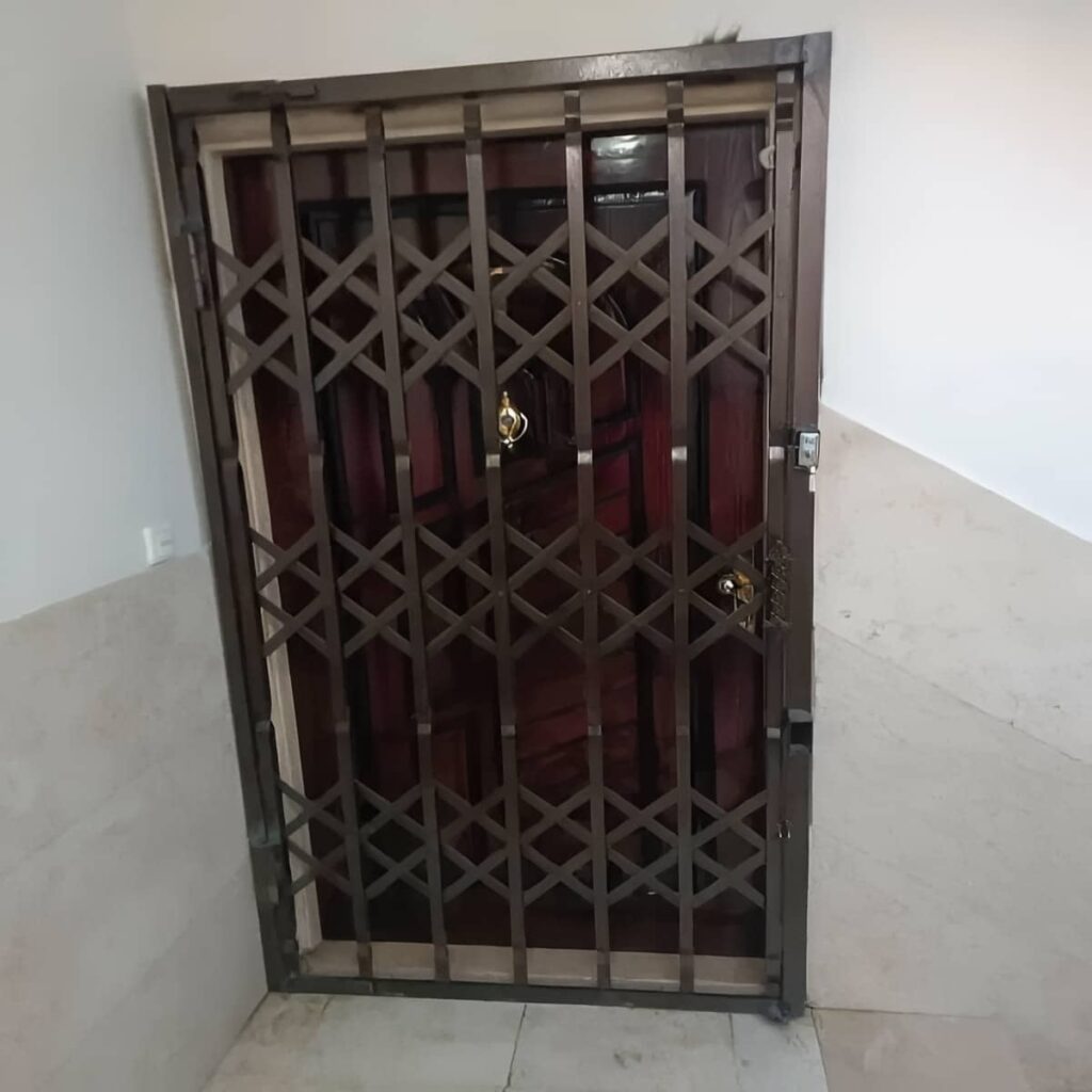 درب آکاردئونی حفاظ آپارتمان در ایرانشهر