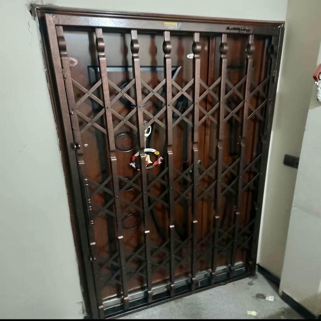 نصب درب آکاردئونی حفاظ آپارتمان چهارگل در ایرانشهر