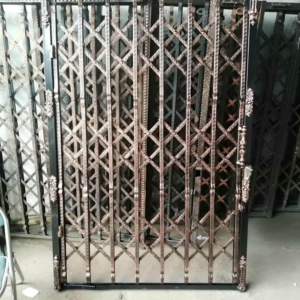 درب آکاردئونی حفاظ آپارتمان در اندیشه
