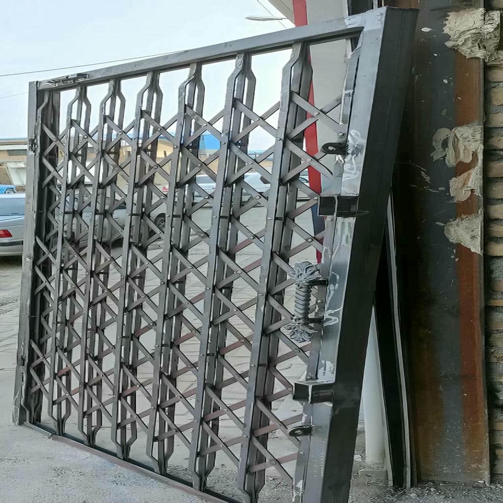 نصب درب آکاردئونی حفاظ آپارتمان چهارگل در سقز