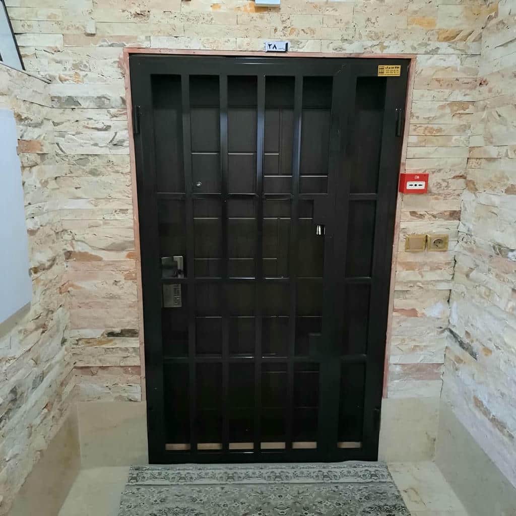 نصب درب آکاردئونی حفاظ آپارتمان چهارگل در آبادان
