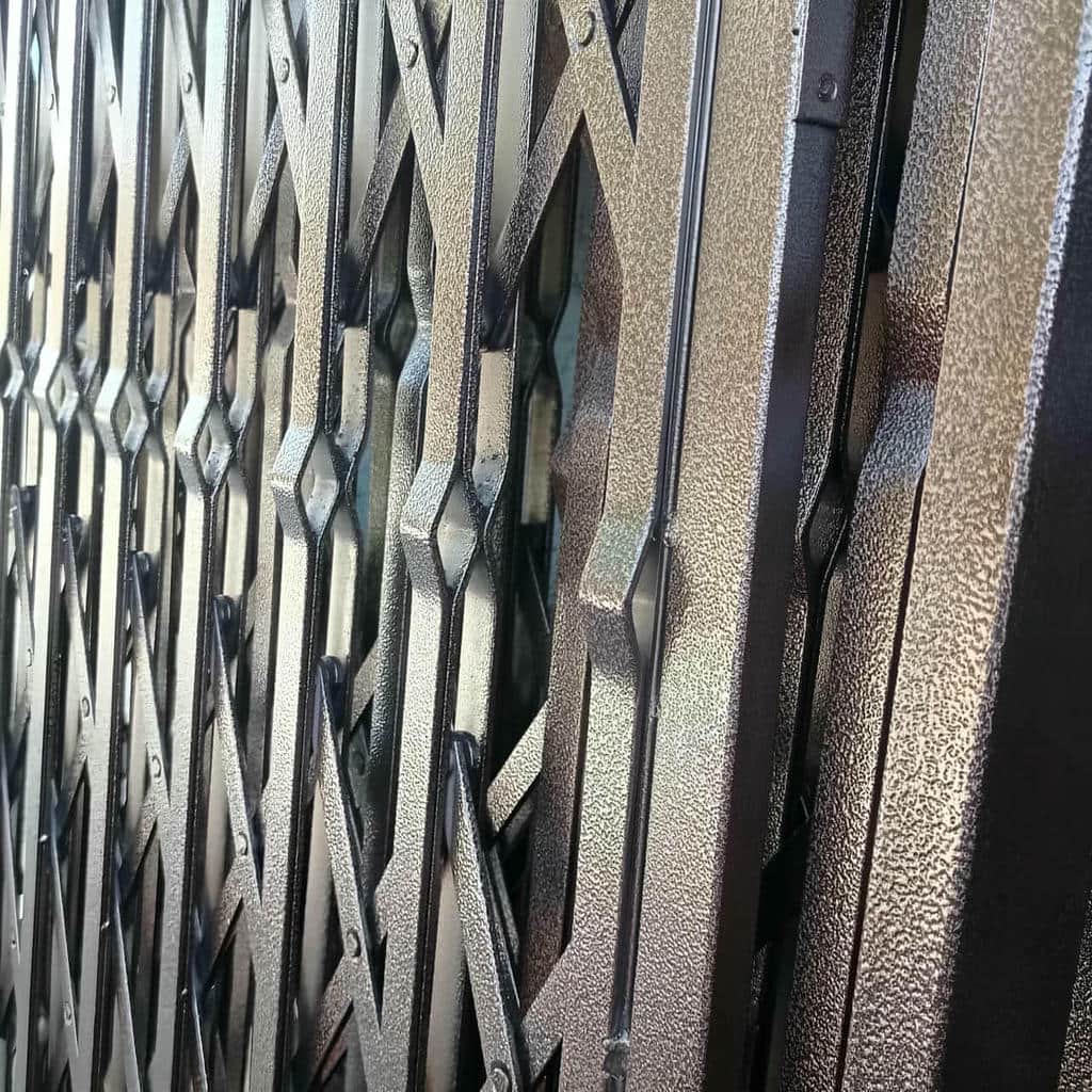 نصب درب آکاردئونی حفاظ آپارتمان چهارگل در نسیم شهر