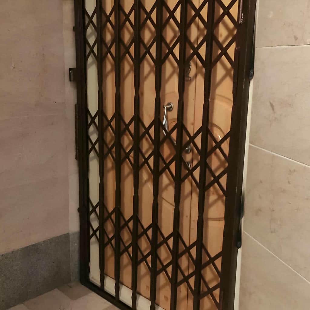 نصب درب آکاردئونی حفاظ آپارتمان چهارگل در سیرجان
