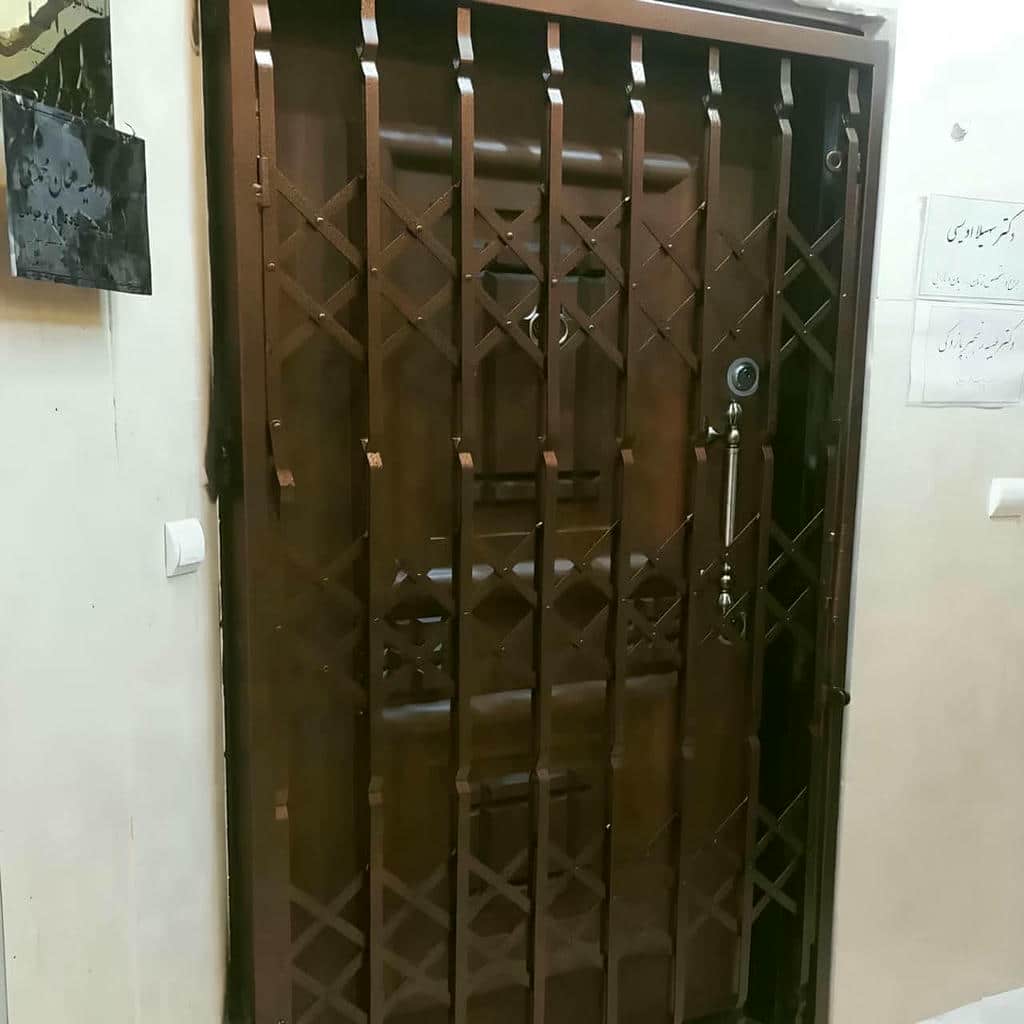 نصب درب آکاردئونی حفاظ آپارتمان چهارگل در چابهار
