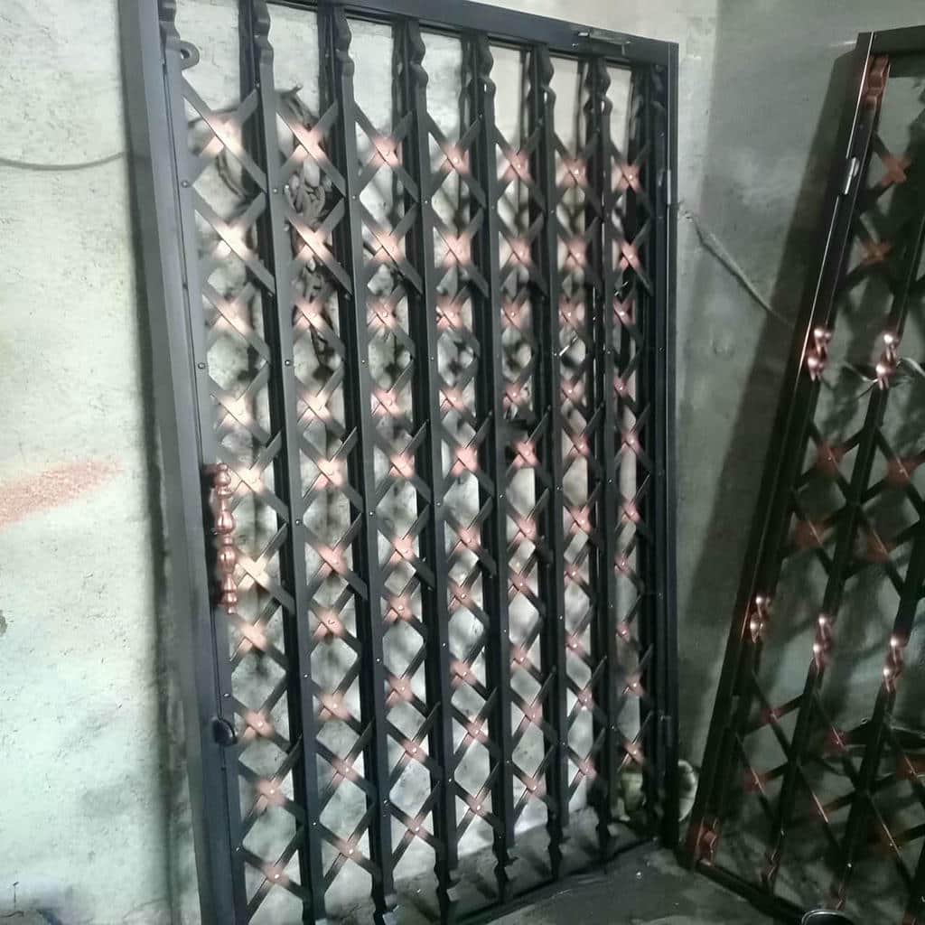 نصب درب آکاردئونی حفاظ آپارتمان چهارگل در فشم