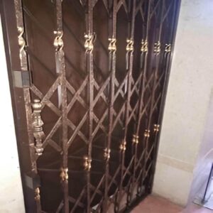 درب آکاردئونی در یزد