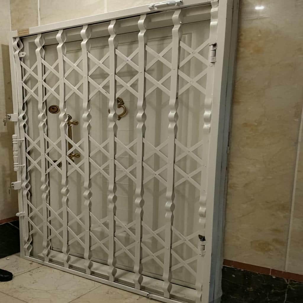 درب آکاردئونی آپارتمان در بندر بوشهر