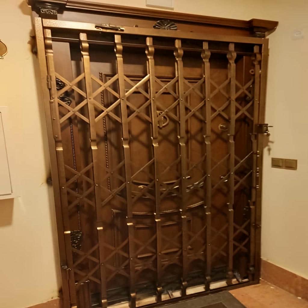 درب آکاردئونی حفاظ آپارتمان در کاشان