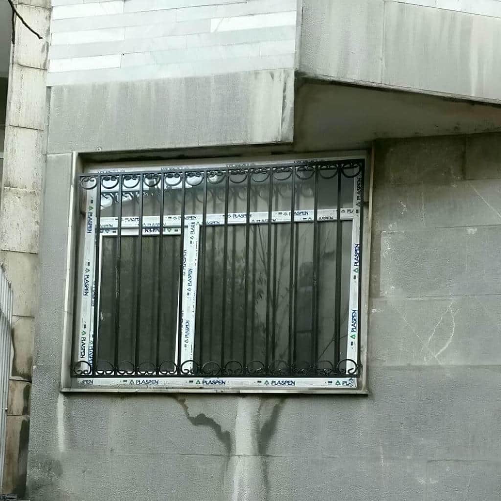 حفاظ پنجره نرده آهنی در ایرانشهر