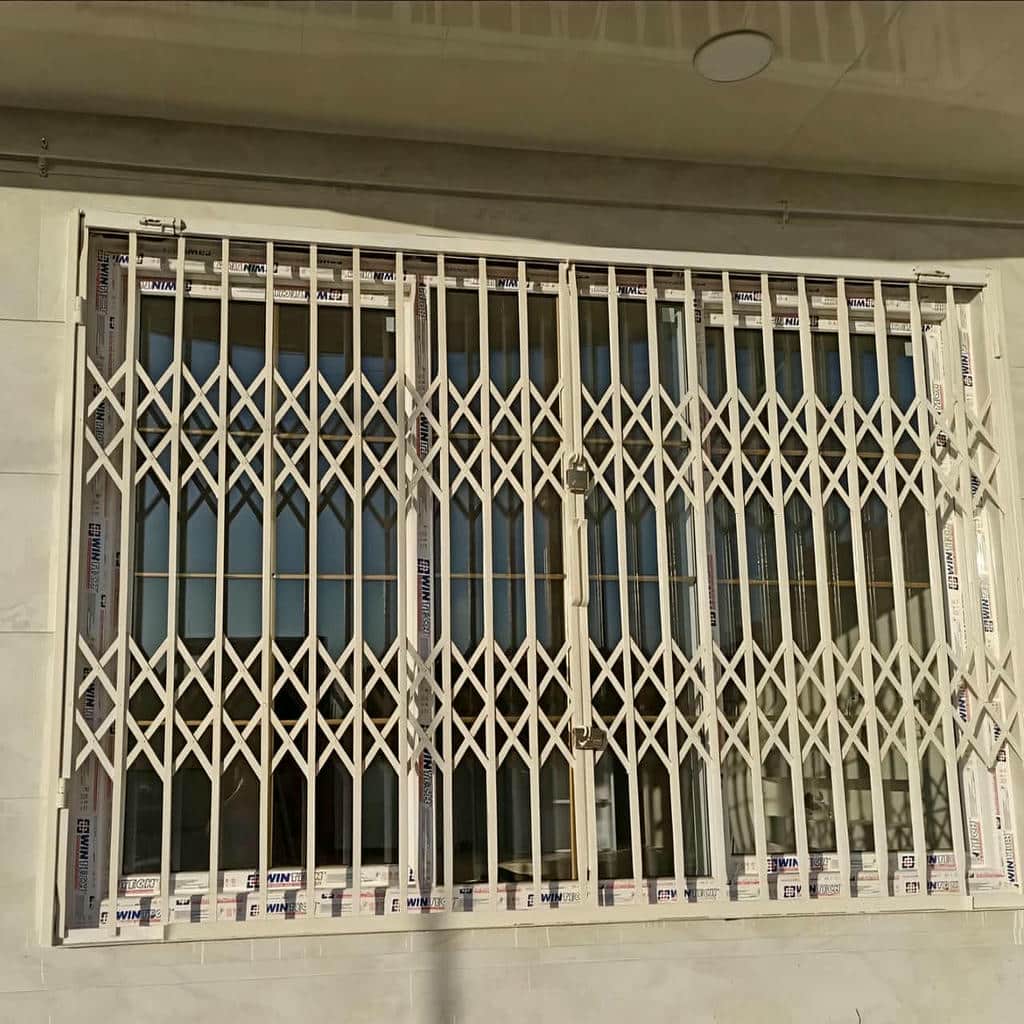نصب حفاظ پنجره نرده آهنی بازشو در زاهدان