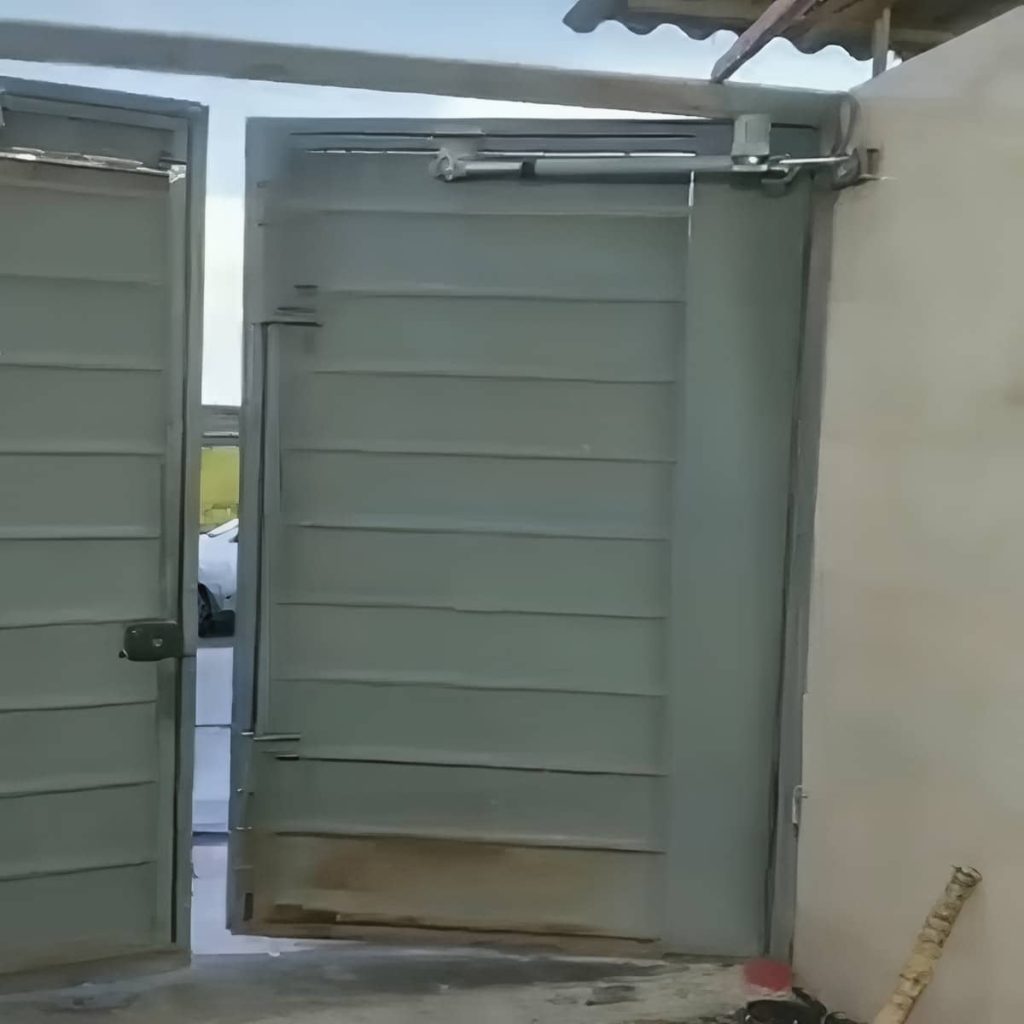نصب جک درب پارکینگ ضدزنگ در فشم