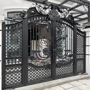 درب حیاط در چالوس