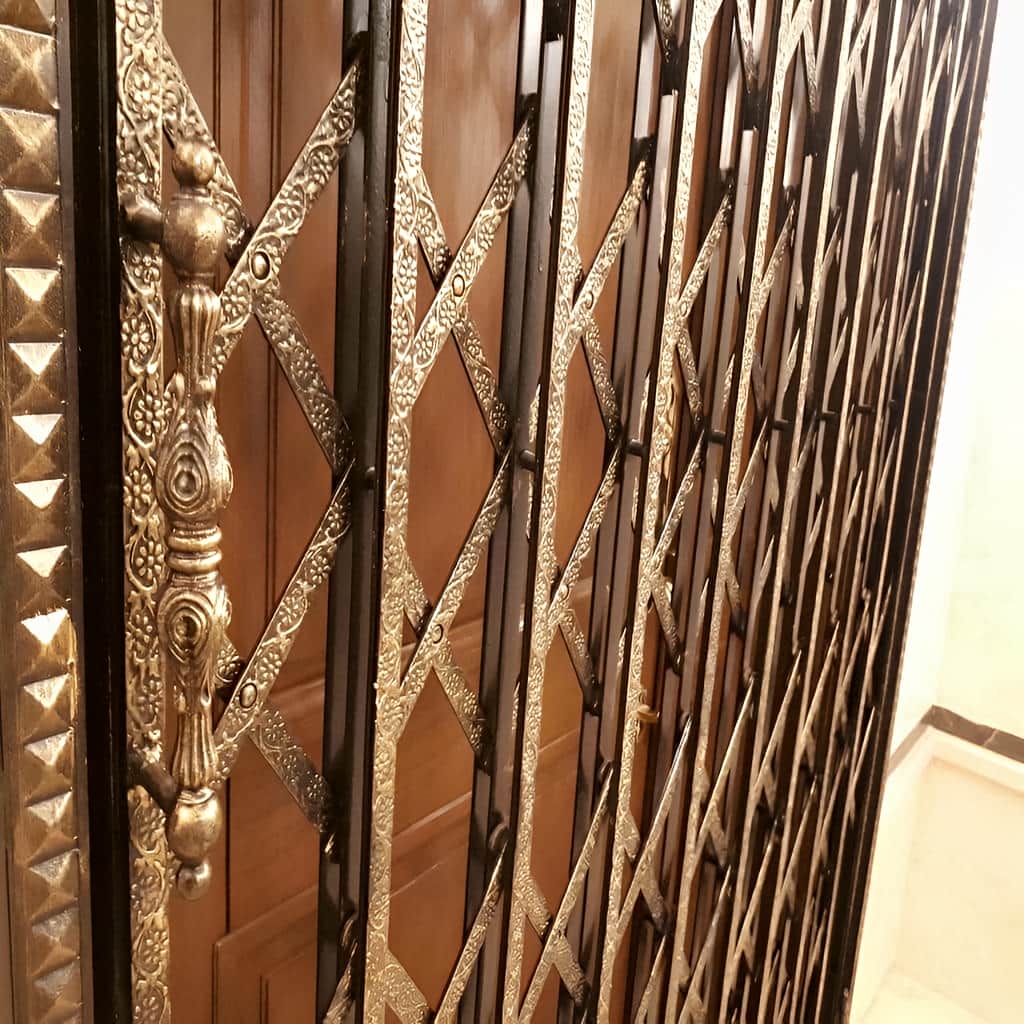 محافظ درب آپارتمان با آهن مقاوم بدنه