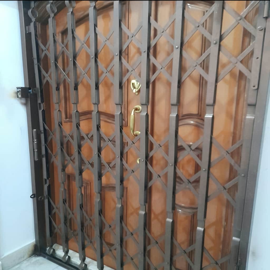 درب آکاردئونی فلزی با جوشکاری تمیز اتصال ها