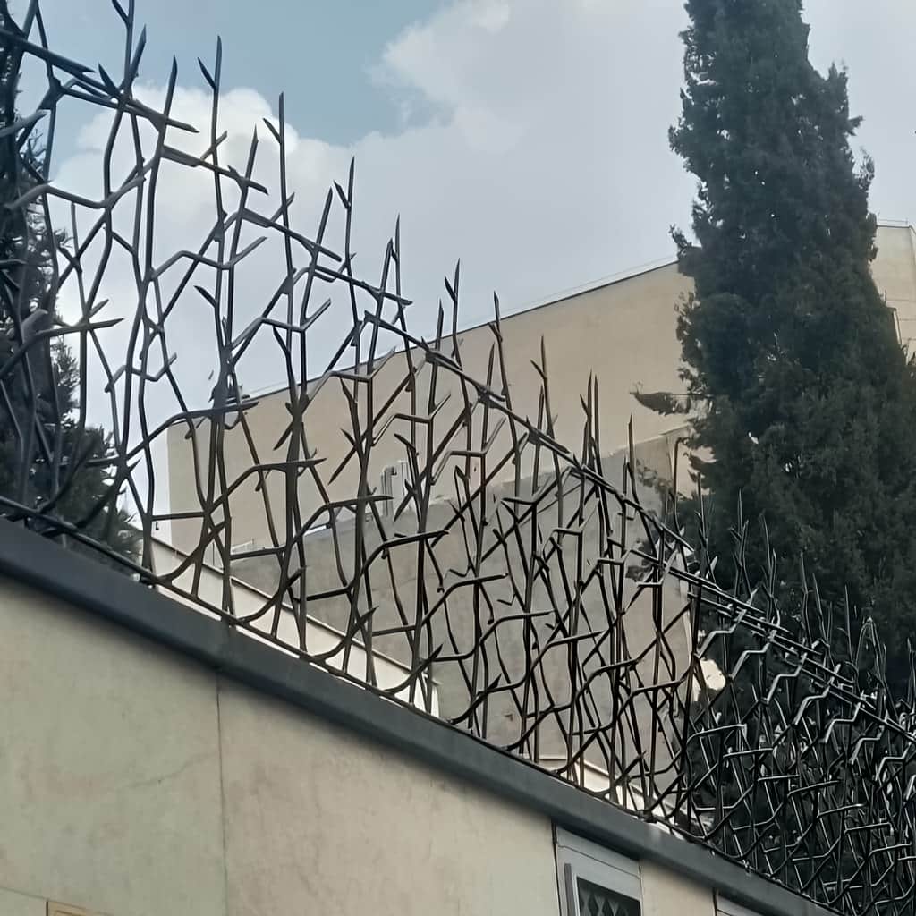خرید حفاظ شاخ گوزنی برای افزایش امنیت دیوار ساختمان