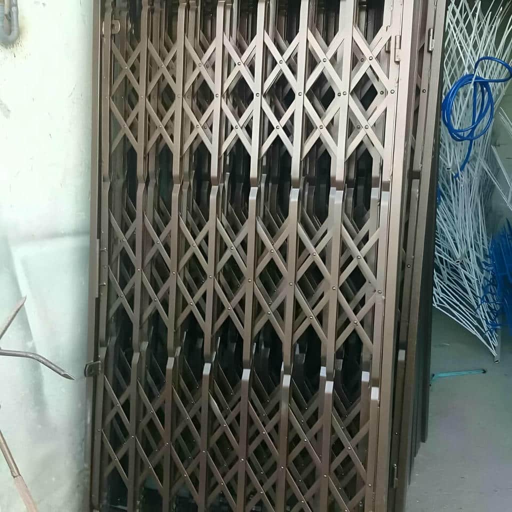 قفل درب آکاردئونی با دسترسی کنترل شده