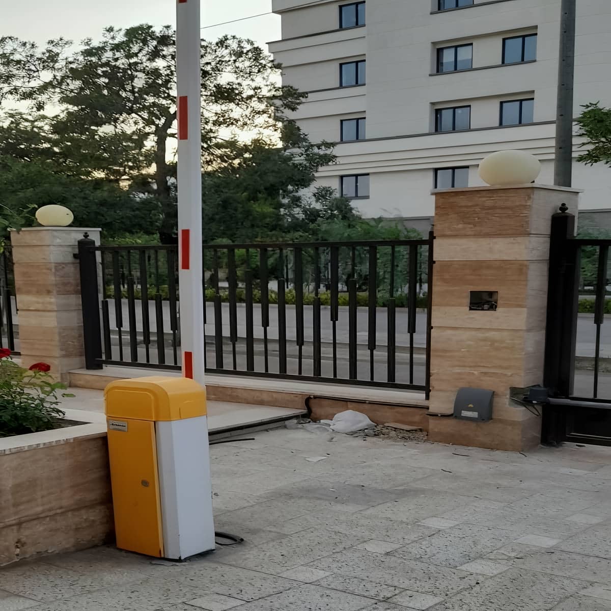 راهبند پارکینگ با سیستم فرمان ایمن برای مسیر خاص