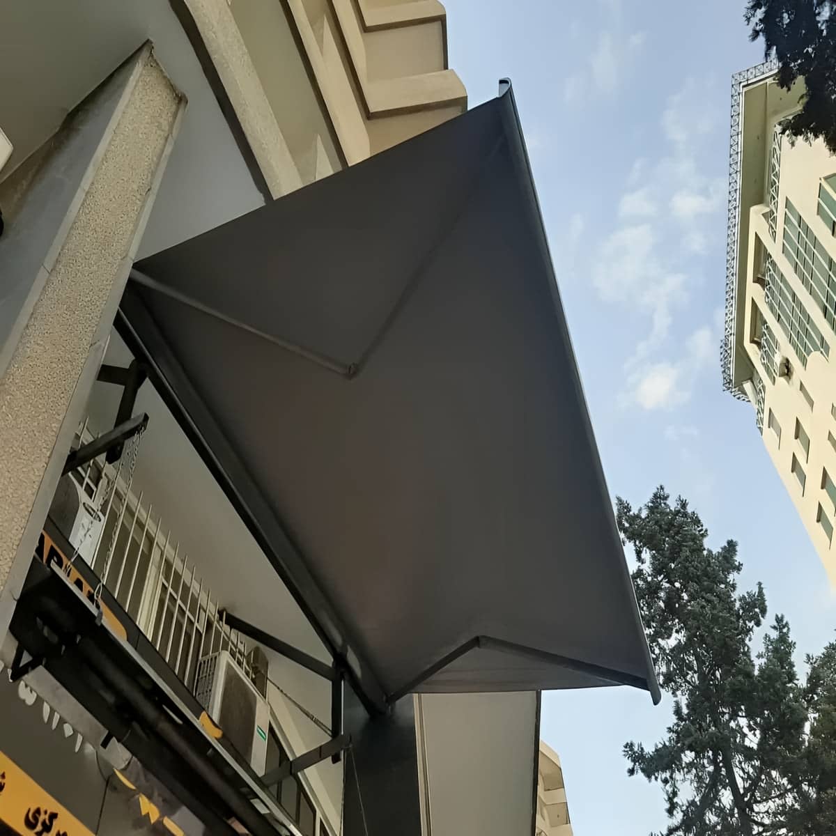 سایبان برقی جمع شونده حیاط با شیب مناسب باران سایبان برقی جمع شونده حیاط با شیب مناسب باران