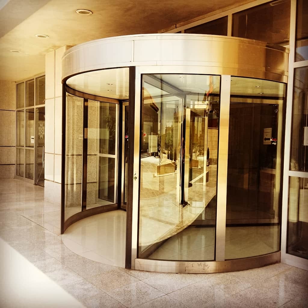 درب شیشه ای اتوماتیک برای ورودی مدرن