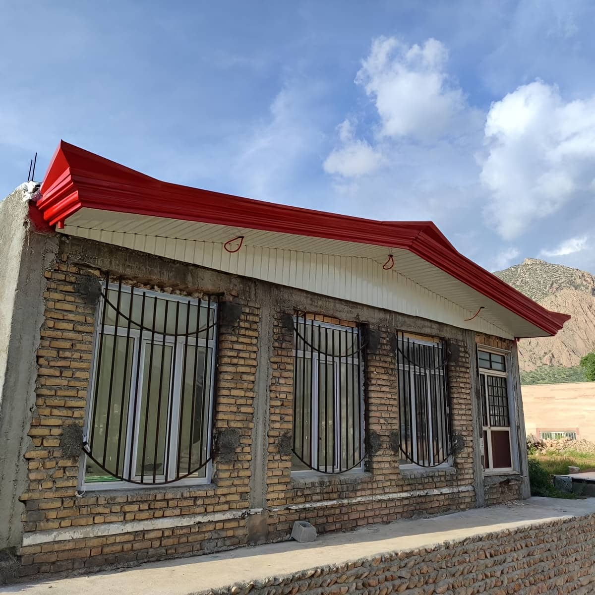 آردواز فلزی ویلا با پیچ کاری مرتب روی شاسی آردواز فلزی ویلا با پیچ کاری مرتب روی شاسی