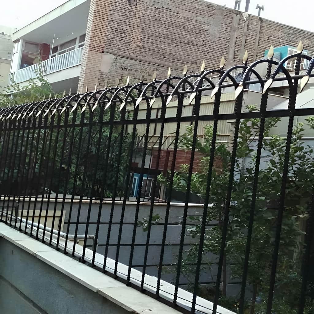 حفاظ سرنیزه ای دیوار با نصب اصولی روی لبه