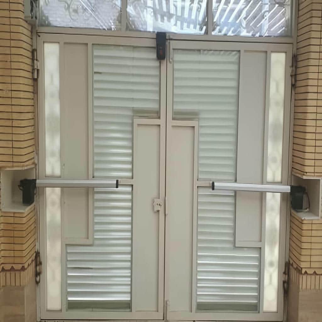 جک ریلی و بازویی درب پارکینگ با فتوسل ایمنی کنار ورودی