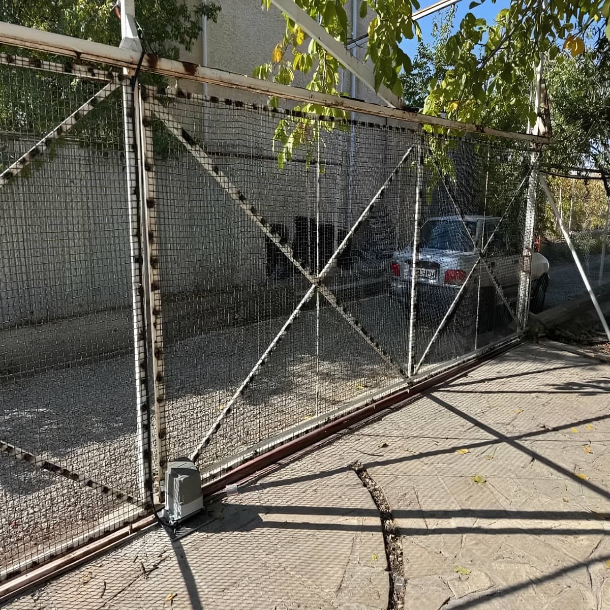 برندهای معتبر جک درب پارکینگ با موتور بتا کنار درب کشویی