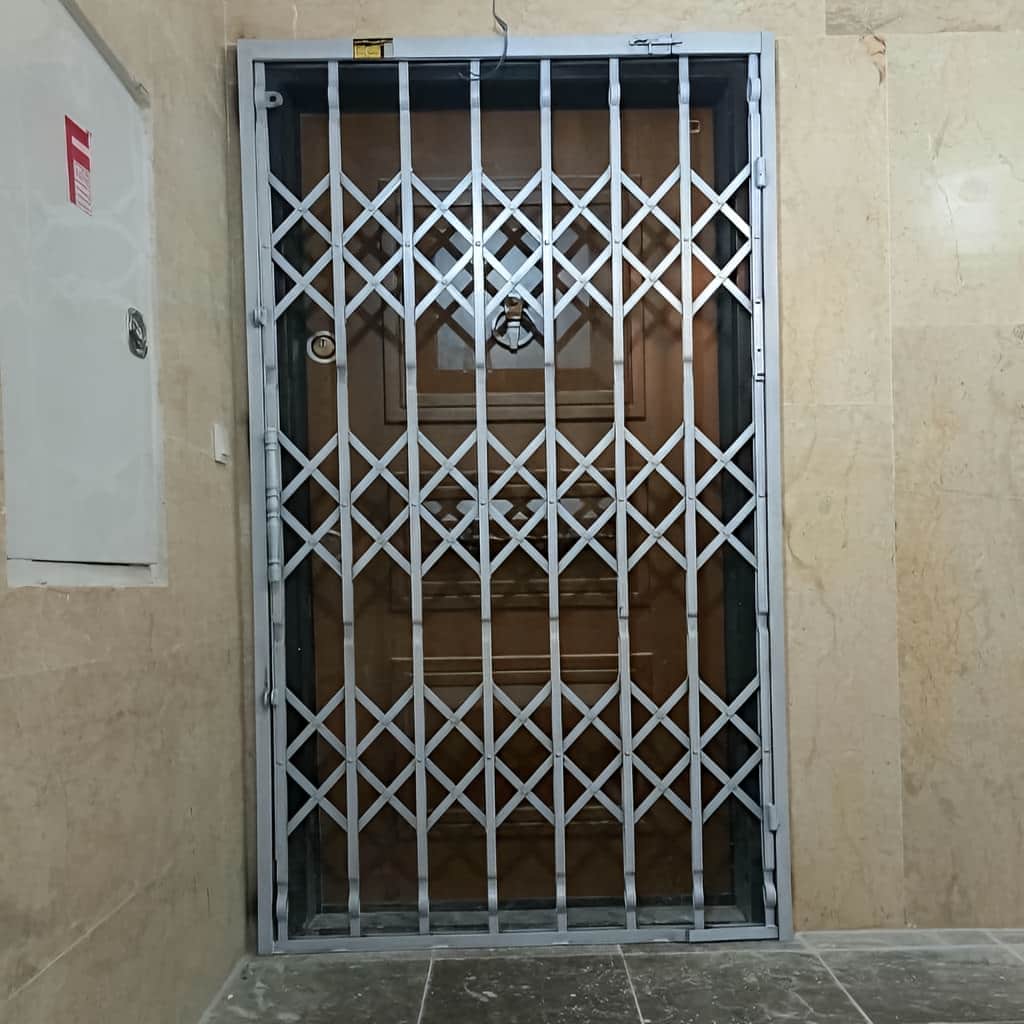 نصب درب آکاردئونی سه گل تسمه باریک