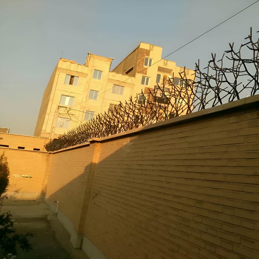 نصب حفاظ پرتراکم خمکاری شده روی تاج دیوار