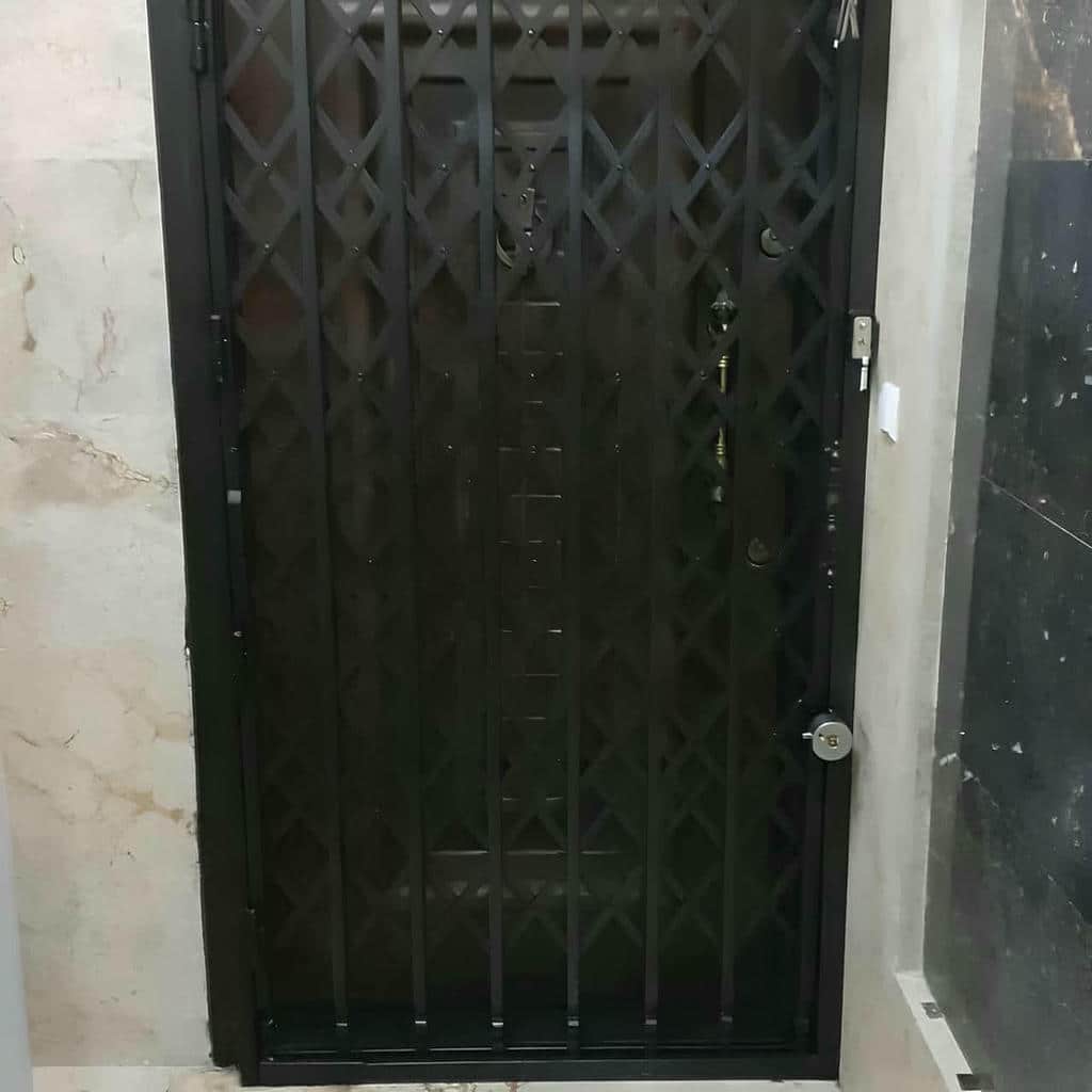 نصب درب آکاردئونی سفید طلایی چهار گل