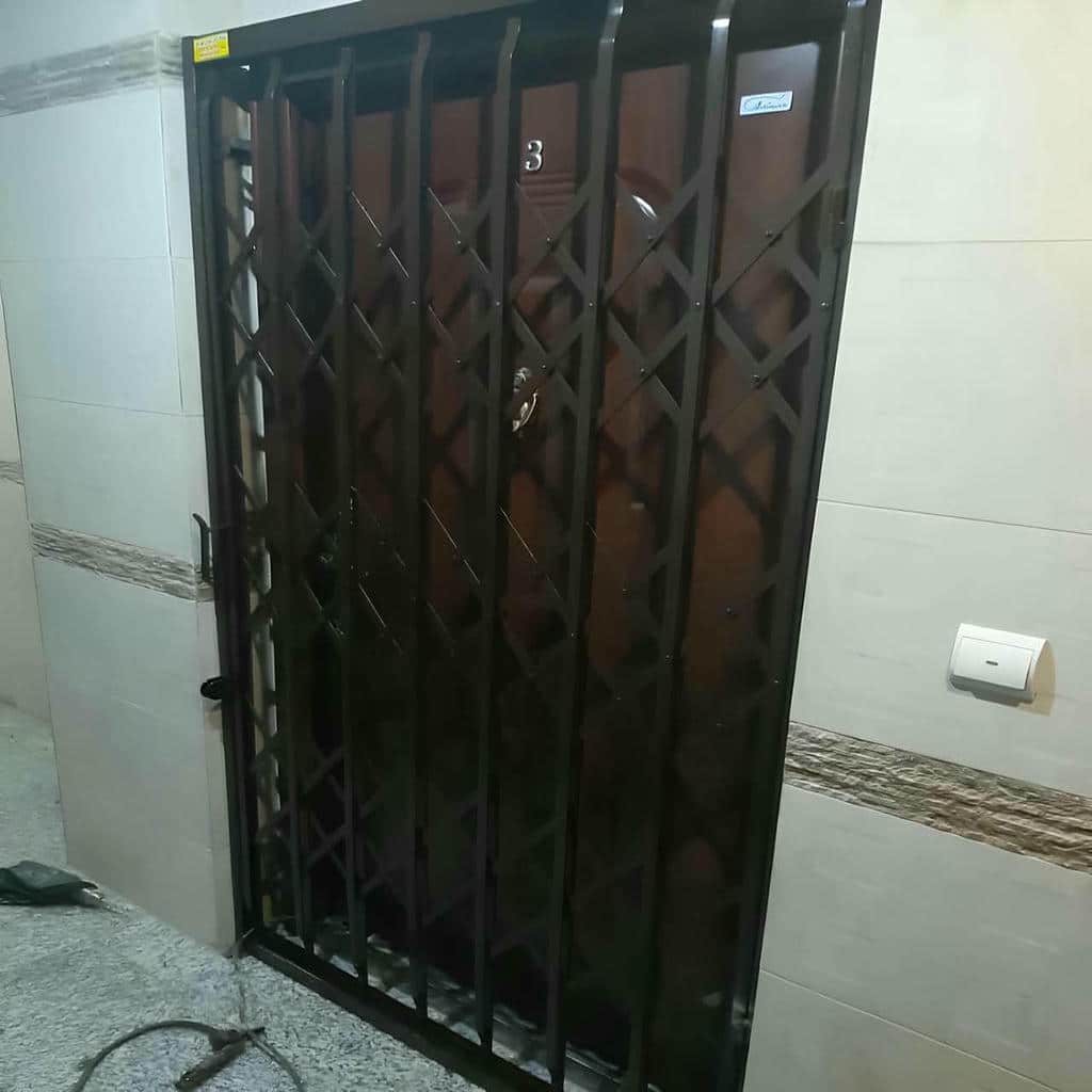 اجرای حفاظ پشت درب آپارتمان ریلی پنج گل