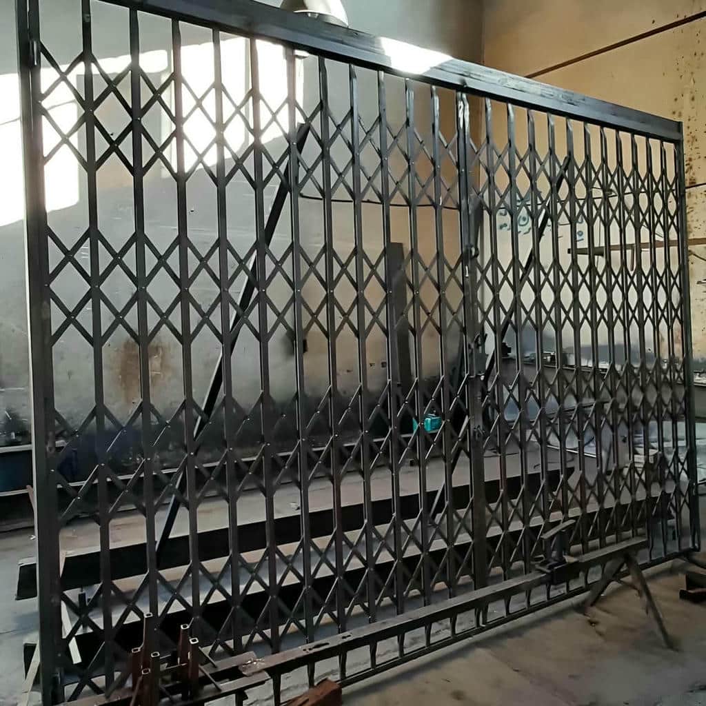 ساخت درب آکاردئونی مشکی اداری تسمه پهن