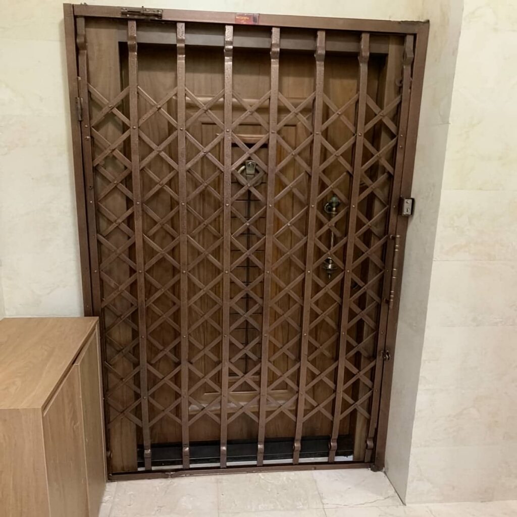 خدمات درب آکاردئونی ضد سرقت آپارتمان با قفل توکار